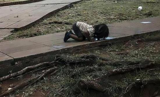 Η φωτογραφία της ντροπής: Κοριτσάκι στην Αργεντινή γονατίζει για μια σταγόνα βρώμικο νερό